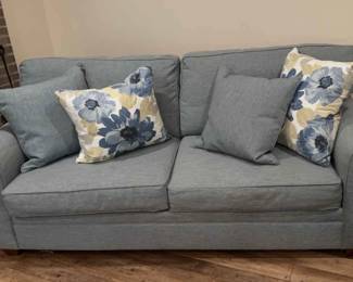 Havertys Couch With Pillows