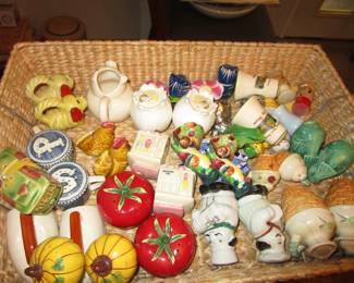 Huge amount of vintage shakers