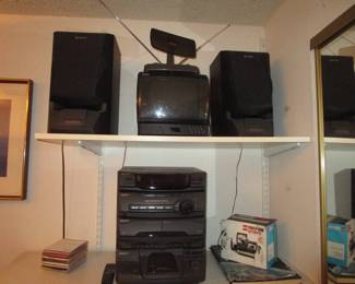 Small stereo, vintage tv, speakers