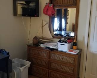 Twin bedroom set: mirror; 6-drawer dresser