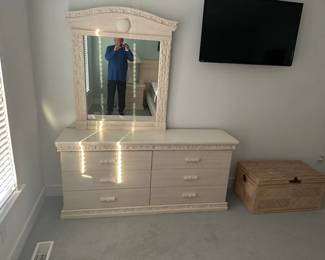 King bedroom suite: 6-drawer dresser with mirror
