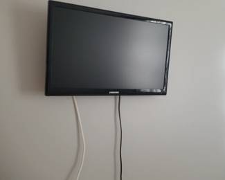 Flat screen TV with mounting bracket