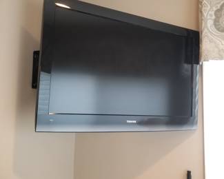 Flat screen TV with mounting bracket
