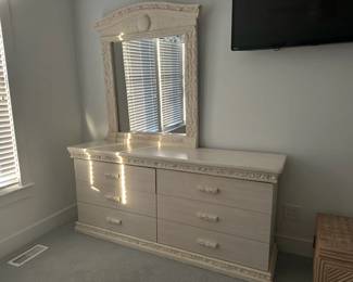 King bedroom suite: 6-drawer dresser with mirror
