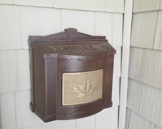Cast aluminum mailbox