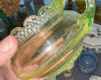 Vaseline Glass / Opalescent / Uranium ? gotta test it... 
