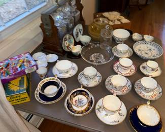 Tea Cups + Saucers 