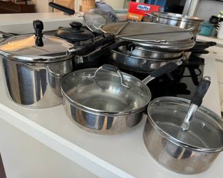 Lots of nearly new pots n pans