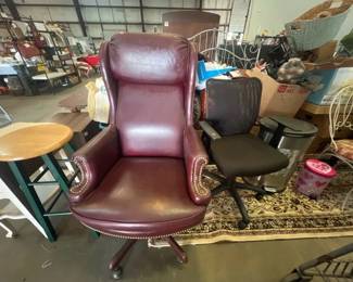 EXECUTIVE OFFICE CHAIR