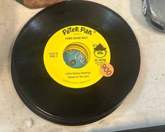 LOT OF PETER PAN RECORDS 45RPM AND GREMLINS RECORD