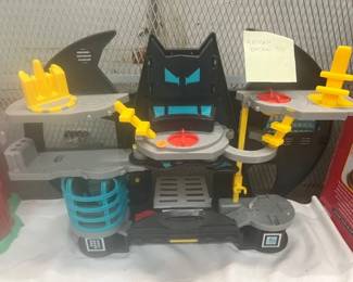 BATMAN BATCAVE TOY