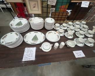 CHRISTMAS DISH SET VICTORIAN CHRISTMAS BY JOHNSON BROTHERS