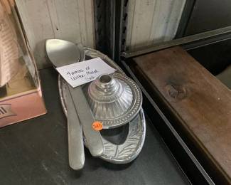 4 PIECES OF WILTON METAL SET