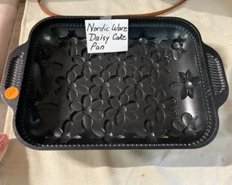NORDIC WARE DAISY CAKE PAN