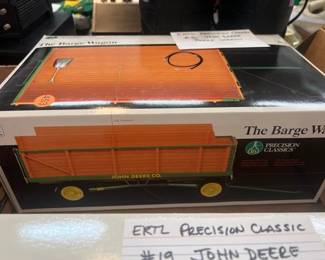 NEW PRECISION ERTL CLASSIC 16 JOHN DEERE BARGE WAGON