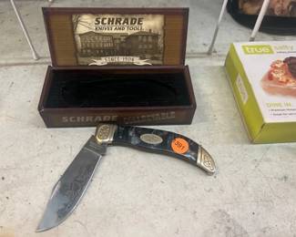 SCHRADE KNIFE IN BOX