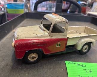 VINTAGE METAL INTERNATIONAL TRUCK