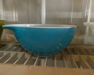 PYREX 1940S SMALL BLUE MIXING BOWL