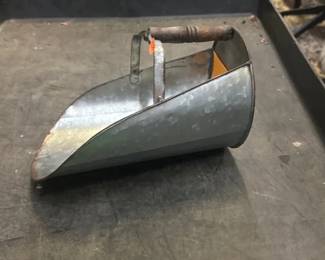 METAL SCOOP DECOR