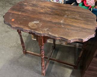 4 LEG ANTIQUE TABLE