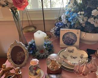 More decorative items.