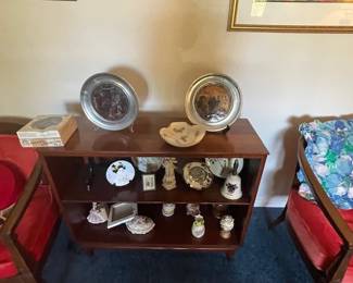 Collector plates and other decorative trinkets.