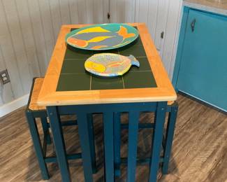 Small bistro table & 2 stools