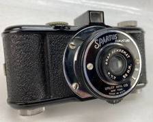 VINTAGE 1950s SPARTUS MINIATURE 35mm CAMERA W/ Leather Case
