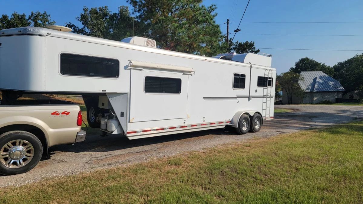 2009 Shadow Horse Trailer with living quarters