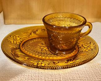 Vtg Indiana Glass Amber Tea and Snack Plate
Set of 4 Tea cups and Snack Plates-8pc