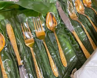 Beautiful gold Narcissus Flatware. 8 place settings! Elegant 