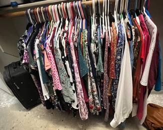 Ladies clothing. This is not all that will be there. There are clothes all over the house.!