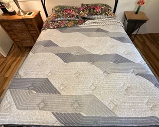Queen Serta mattress 