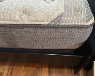 Full size Serta mattress like new