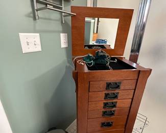 Jewelry chest