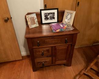 NICE WALNUT WASH STAND