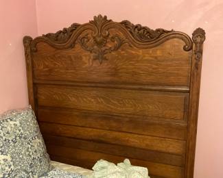 VERY NICE ANTIQUE OAK BED