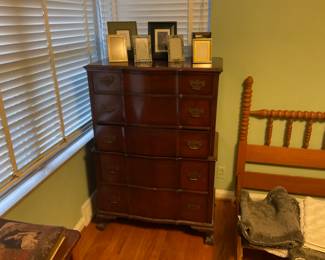 NICE MAHOGANY CHEST OF DRAWERS
