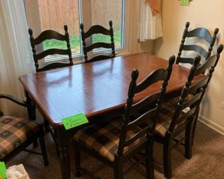US Furniture Company solid wood table, Shaker style. Includes 2 Captain chairs and 4 side chairs and 1 leaf.  Very good condition, very comfortable. 