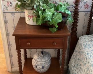 Jenny Lind maple nite stand 