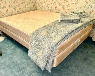 Queen size bed including mattress, box spring & frame, Queen size bedding