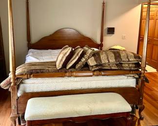 King-size 4 poster bed w/ very clean mattress set, bench w/ upholstered top