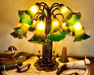 Tiffany style Meyda Tulip Bulb table lamp, brightly lite