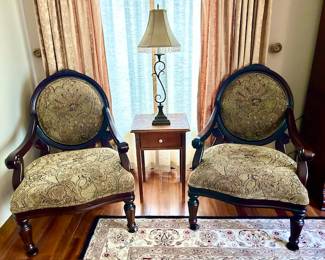 Pair of matching side chairs, vintage side table, table lamp
