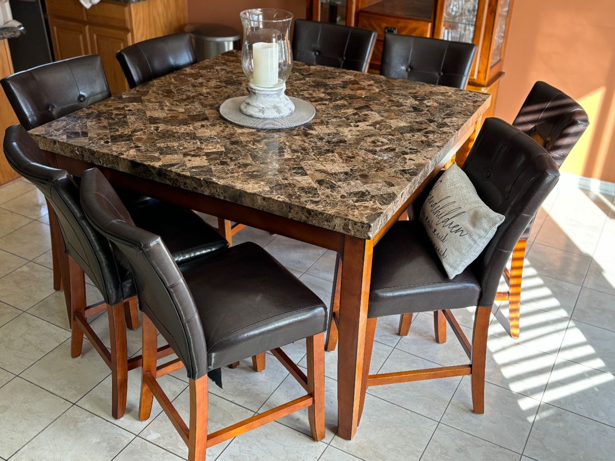 Beautiful dining table with 8 chairs