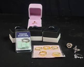 Lot # : 529 - Group of costume jewelry - rings
