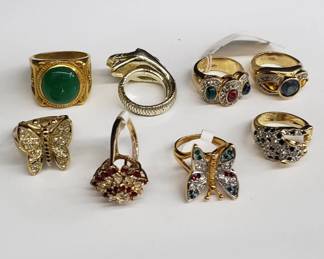 Lot # : 186 - Group of costume jewelry rings
