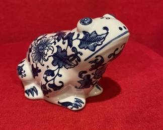 Lot # : 480v - Blue and white floral porcelain frog
