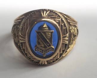 Lot # : 43 - 10k gold class ring
