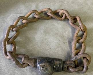 Lot # : 326z - Vintage iron bike chain lock with key
